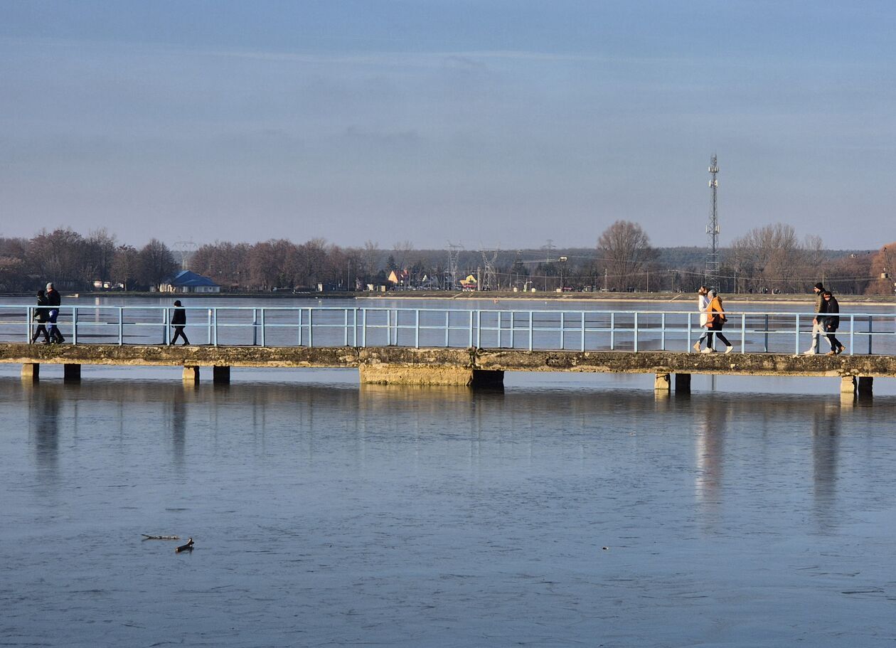  Świąteczny spacer w Dąbrowie nad Zalewem Zemborzyckim (zdjęcie 42) - Autor: DW 