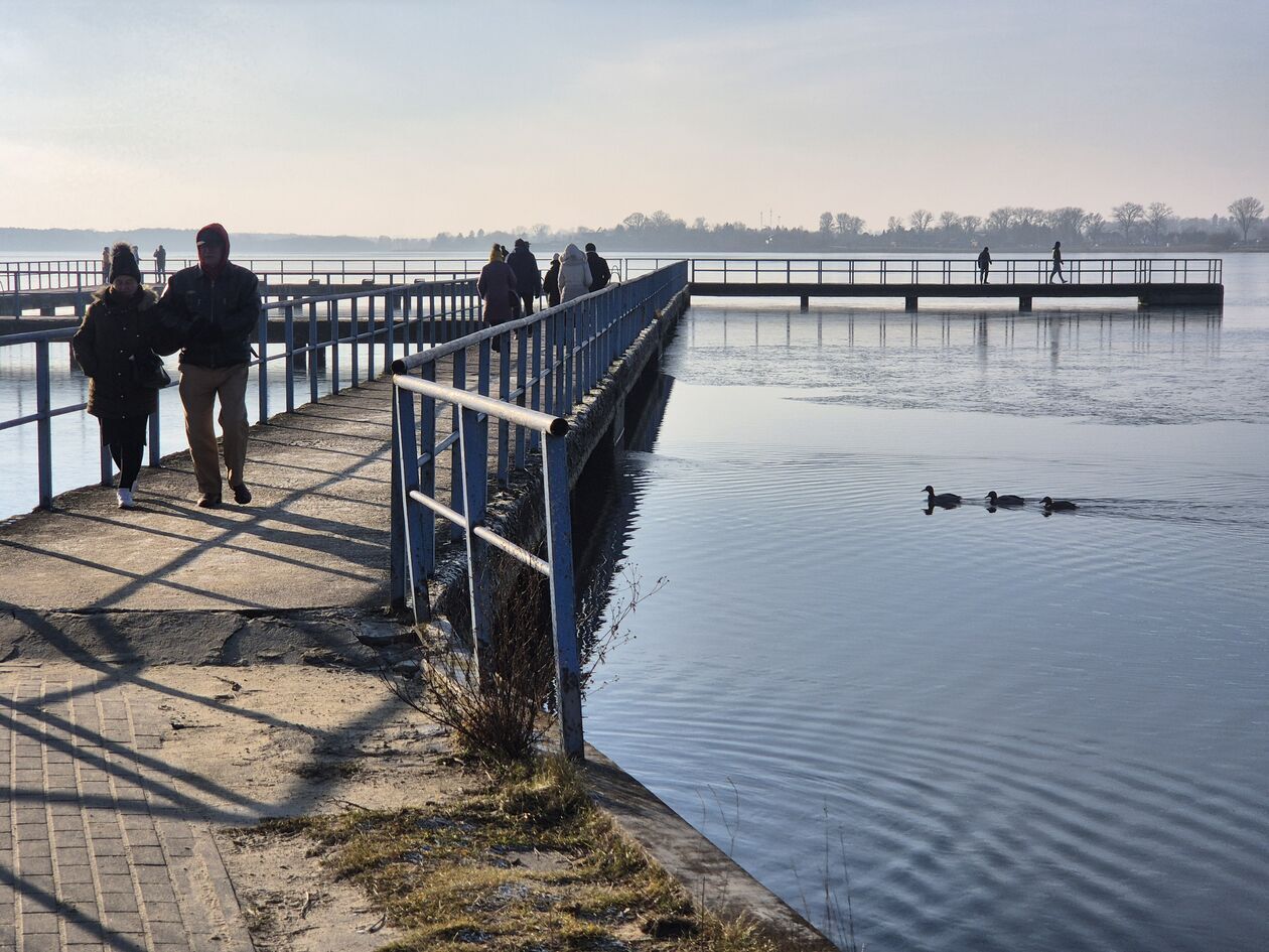  Świąteczny spacer w Dąbrowie nad Zalewem Zemborzyckim (zdjęcie 33) - Autor: DW 