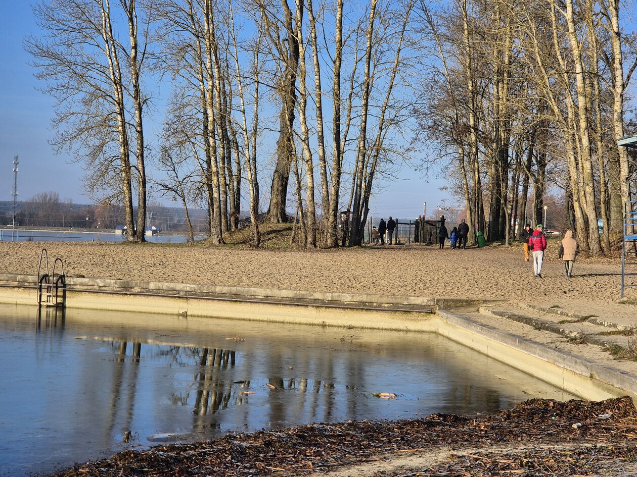  Świąteczny spacer w Dąbrowie nad Zalewem Zemborzyckim (zdjęcie 26) - Autor: DW 