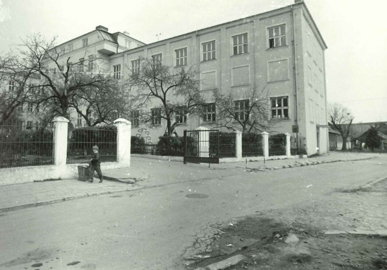 <p>Wysokie, budynek szkoły, widok od strony południowo-zachodniej, fot. Przemysław Maliszewski, 1989 r.</p>