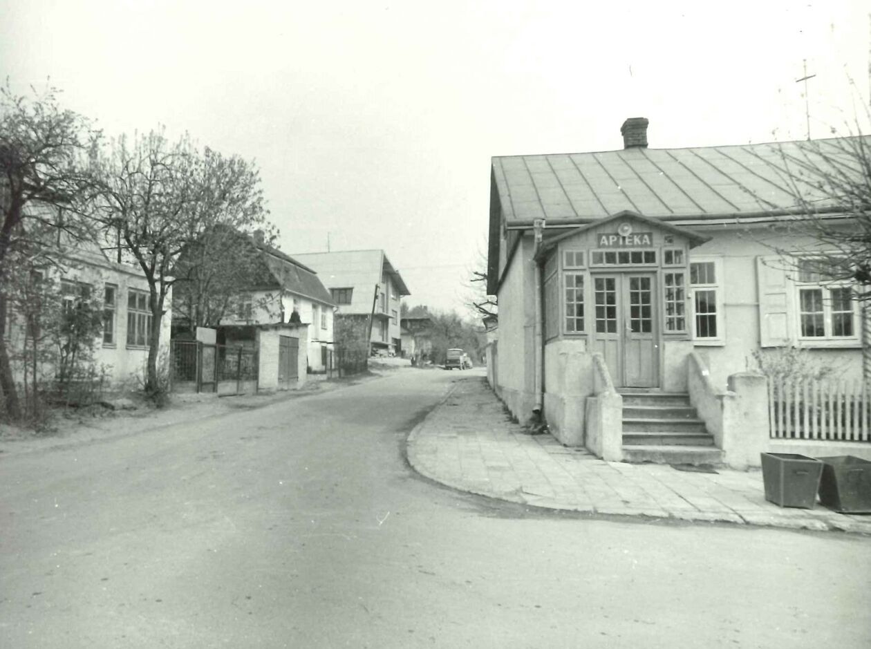  <p>Wysokie, ul. Przechodnia, widok od str. zachodniej, fot. Przemysław Maliszewski, 1989 r.</p>