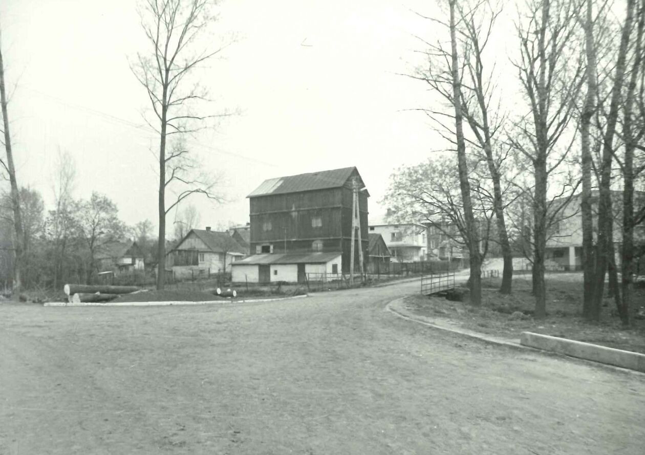  <p>Wysokie, ul. Strażacka, widok od zachodu, fot. Przemysław Maliszewski, 1989 r.</p>