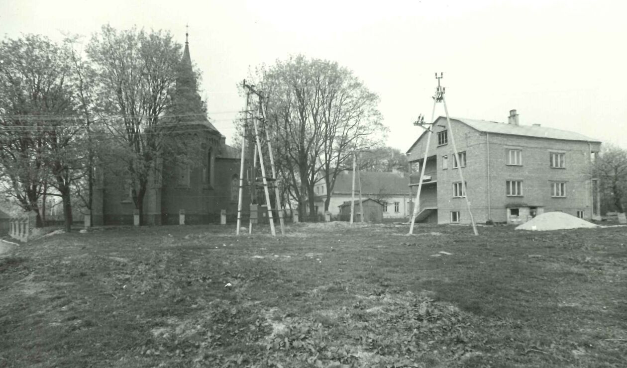  <p>Wysokie, kości&oacute;ł, nowa i stara plebania, widok od strony południowo-wschodniej, fot. Przemysław Maliszewski, 1989 r.</p>