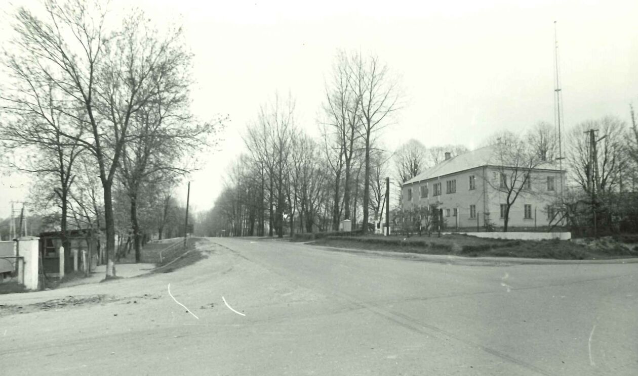  <p>Wysokie, fragment obwodnicy i budynek Urzędu Gminy, fot. Przemysław Maliszewski, 1989 r.</p>