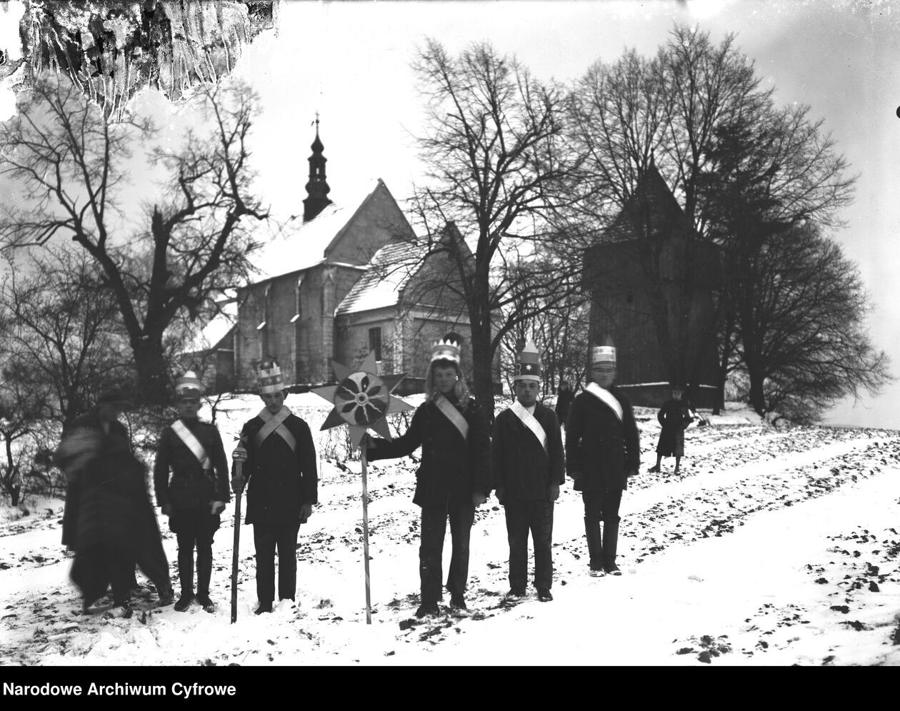  <p>Kolędnicy przy kościele Narodzenia Najświętszej Maryi Panny.</p>