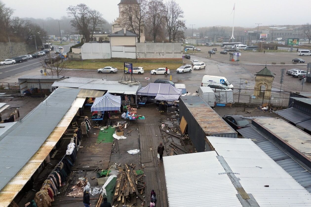  Ostatnie spojrzenie na targowisko przy starym dworcu PKS (zdjęcie 6) - Autor: DW