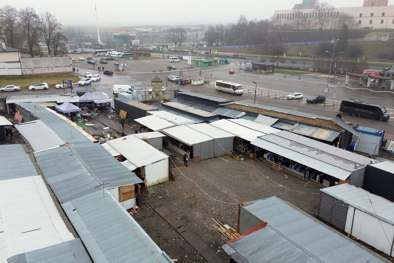  Ostatnie spojrzenie na targowisko przy starym dworcu PKS (zdjęcie 10) - Autor: DW