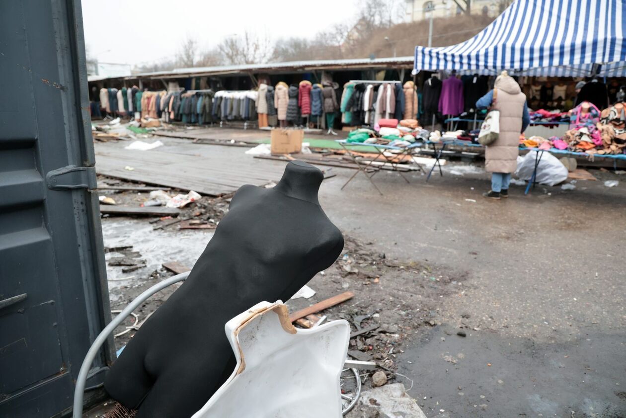 Ostatnie spojrzenie na targowisko przy starym dworcu PKS - Autor: DW