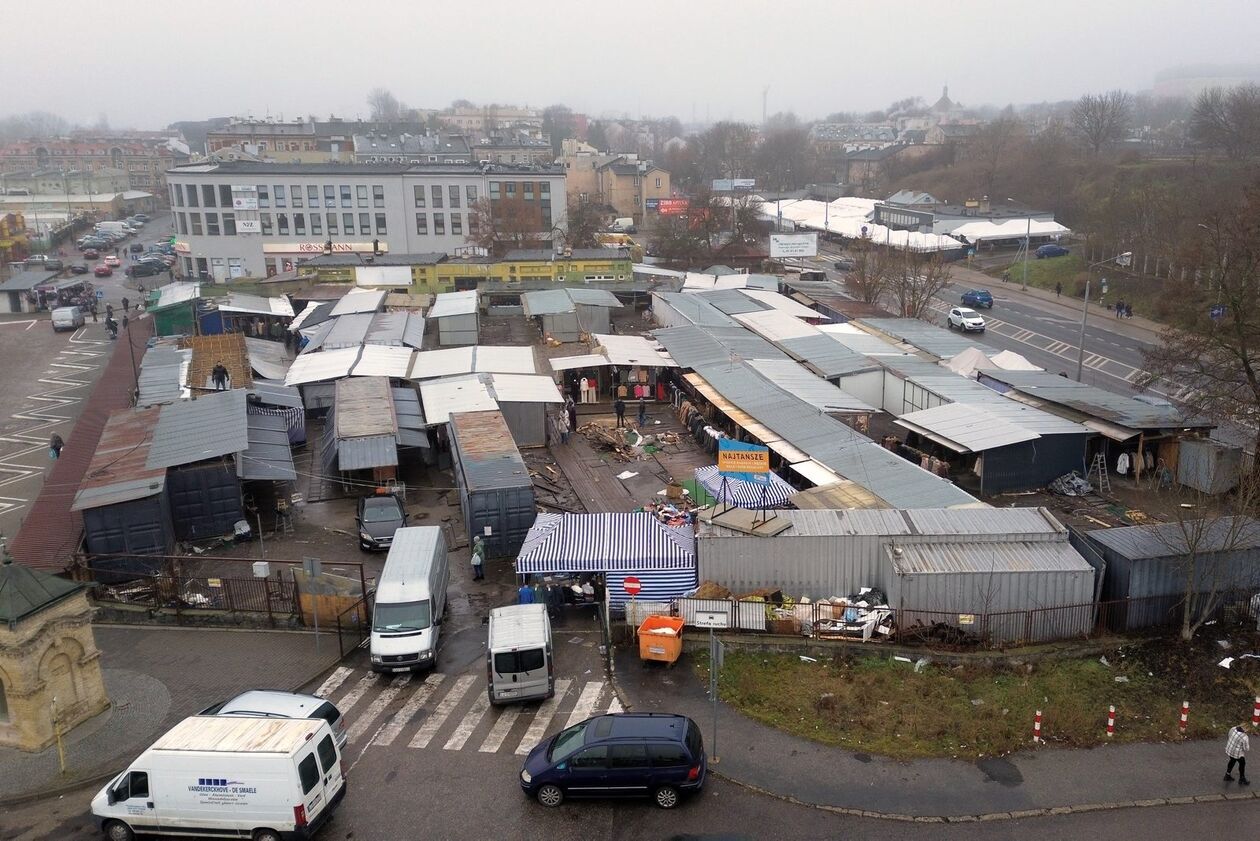  Ostatnie spojrzenie na targowisko przy starym dworcu PKS (zdjęcie 7) - Autor: DW