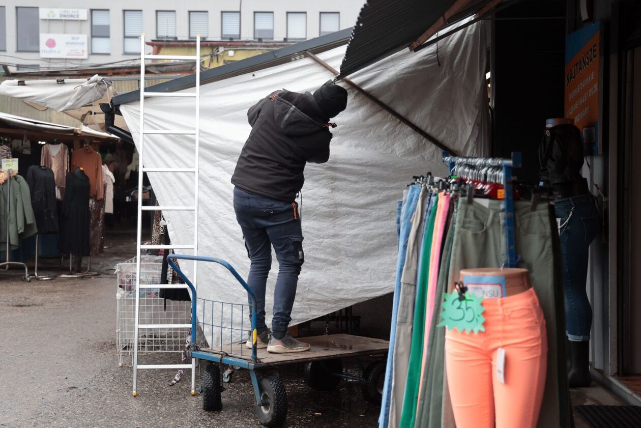  Ostatnie spojrzenie na targowisko przy starym dworcu PKS (zdjęcie 29) - Autor: DW