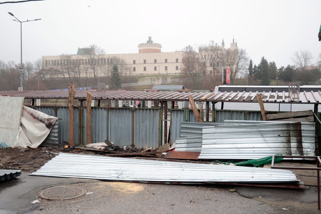  Ostatnie spojrzenie na targowisko przy starym dworcu PKS (zdjęcie 27) - Autor: DW