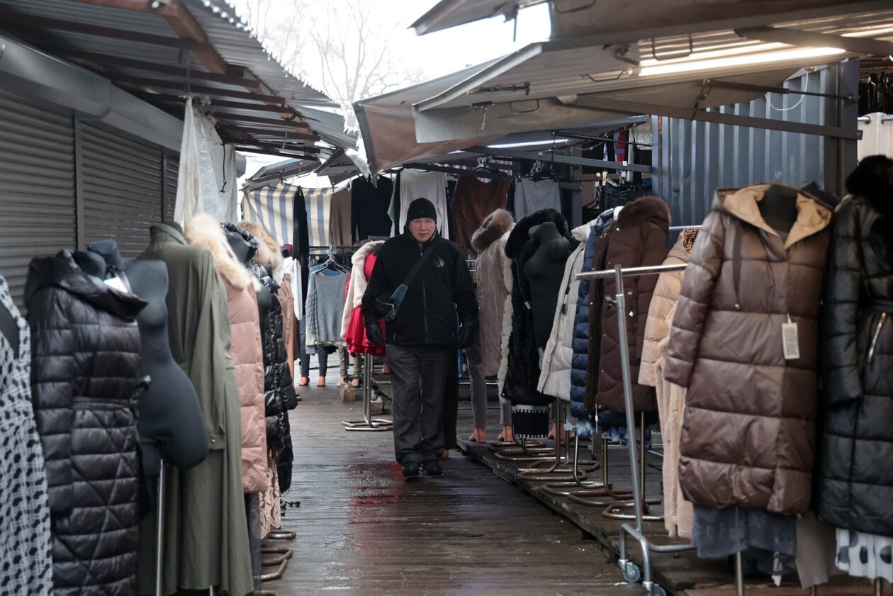  Ostatnie spojrzenie na targowisko przy starym dworcu PKS (zdjęcie 28) - Autor: DW