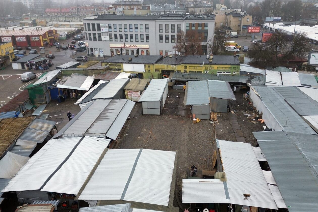  Ostatnie spojrzenie na targowisko przy starym dworcu PKS (zdjęcie 4) - Autor: DW