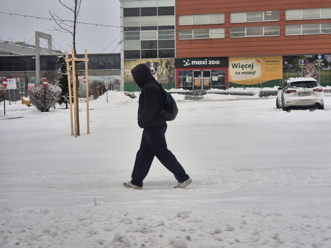  Zima nie zaskoczyła drogowców ale na niektórych chodnikach i ścieżkach rowerowych zalega śnieg (zdjęcie 13) - Autor: DW