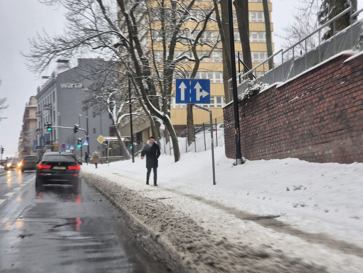  Zima nie zaskoczyła drogowców ale na niektórych chodnikach i ścieżkach rowerowych zalega śnieg (zdjęcie 2) - Autor: DW