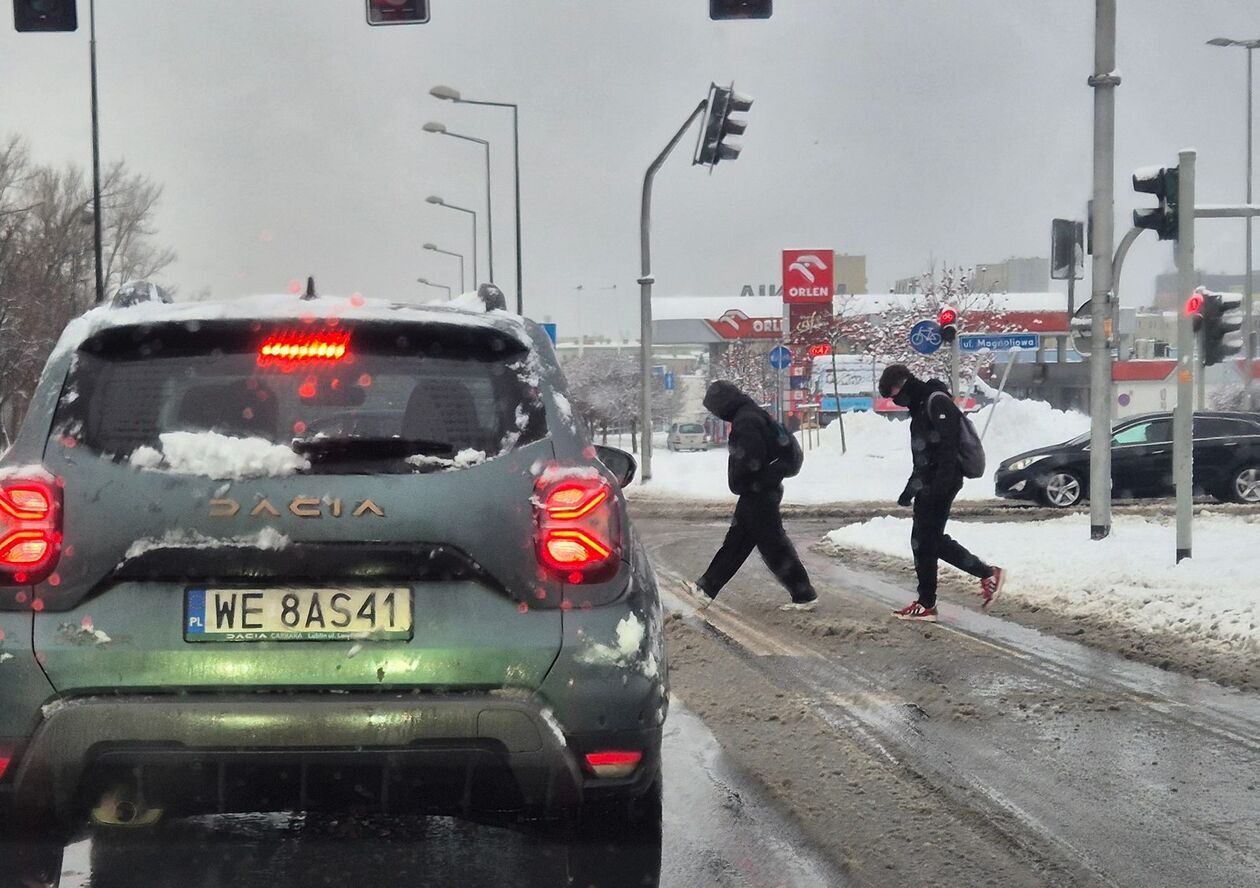  Zima nie zaskoczyła drogowców ale na niektórych chodnikach i ścieżkach rowerowych zalega śnieg (zdjęcie 12) - Autor: DW