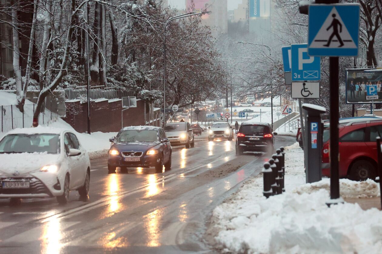  Zima nie zaskoczyła drogowców ale na niektórych chodnikach i ścieżkach rowerowych zalega śnieg (zdjęcie 18) - Autor: DW