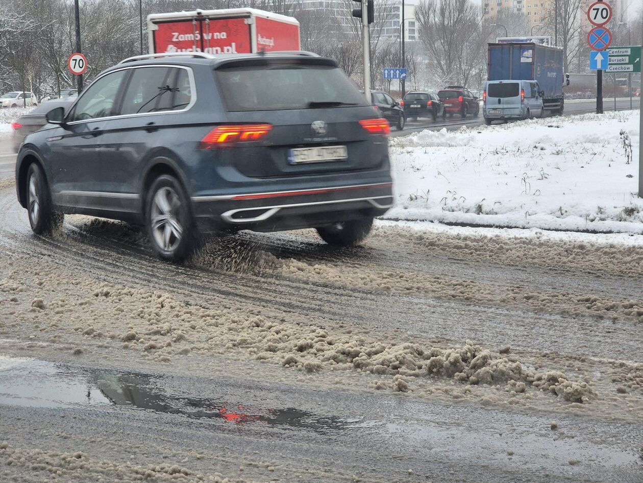  Zima nie zaskoczyła drogowców ale na niektórych chodnikach i ścieżkach rowerowych zalega śnieg (zdjęcie 3) - Autor: DW