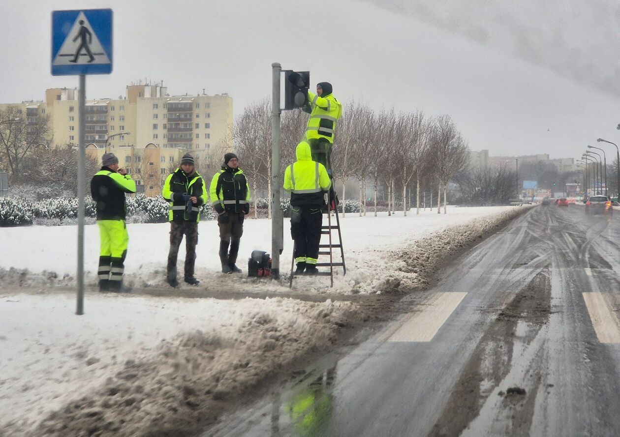  Zima nie zaskoczyła drogowców ale na niektórych chodnikach i ścieżkach rowerowych zalega śnieg (zdjęcie 7) - Autor: DW