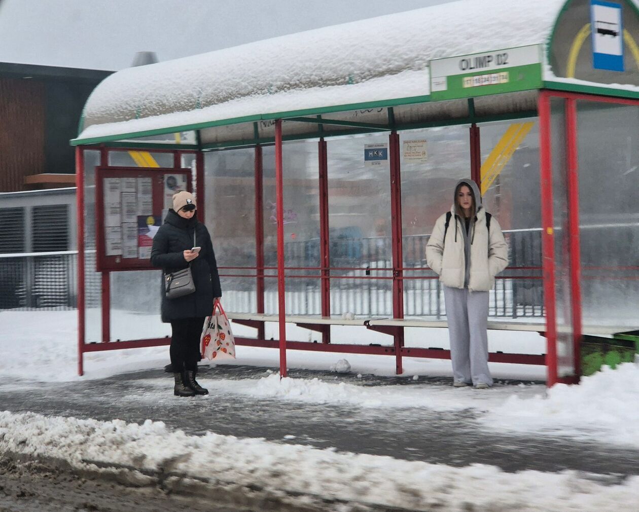  Zima nie zaskoczyła drogowców ale na niektórych chodnikach i ścieżkach rowerowych zalega śnieg (zdjęcie 14) - Autor: DW