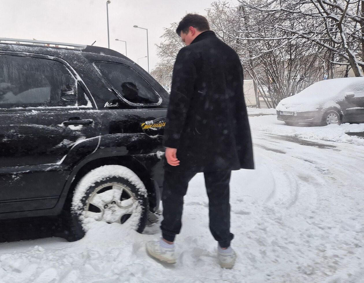  Zima nie zaskoczyła drogowców ale na niektórych chodnikach i ścieżkach rowerowych zalega śnieg (zdjęcie 17) - Autor: DW