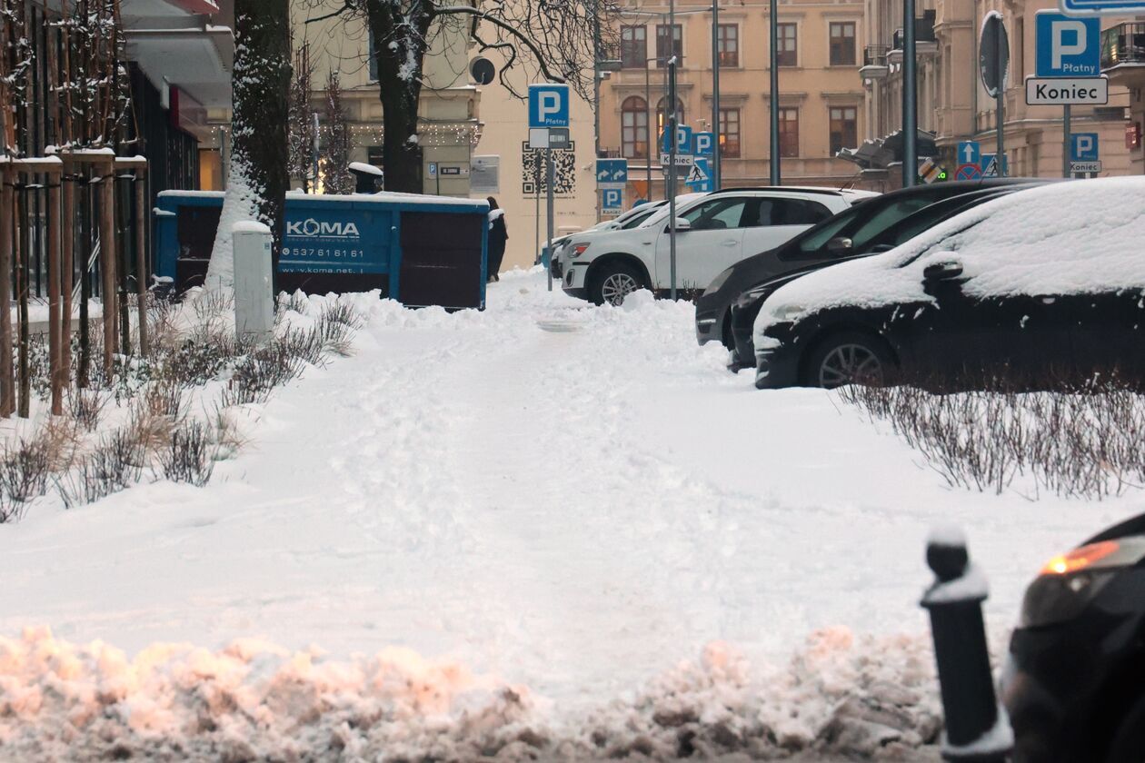  Zima nie zaskoczyła drogowców ale na niektórych chodnikach i ścieżkach rowerowych zalega śnieg (zdjęcie 21) - Autor: DW