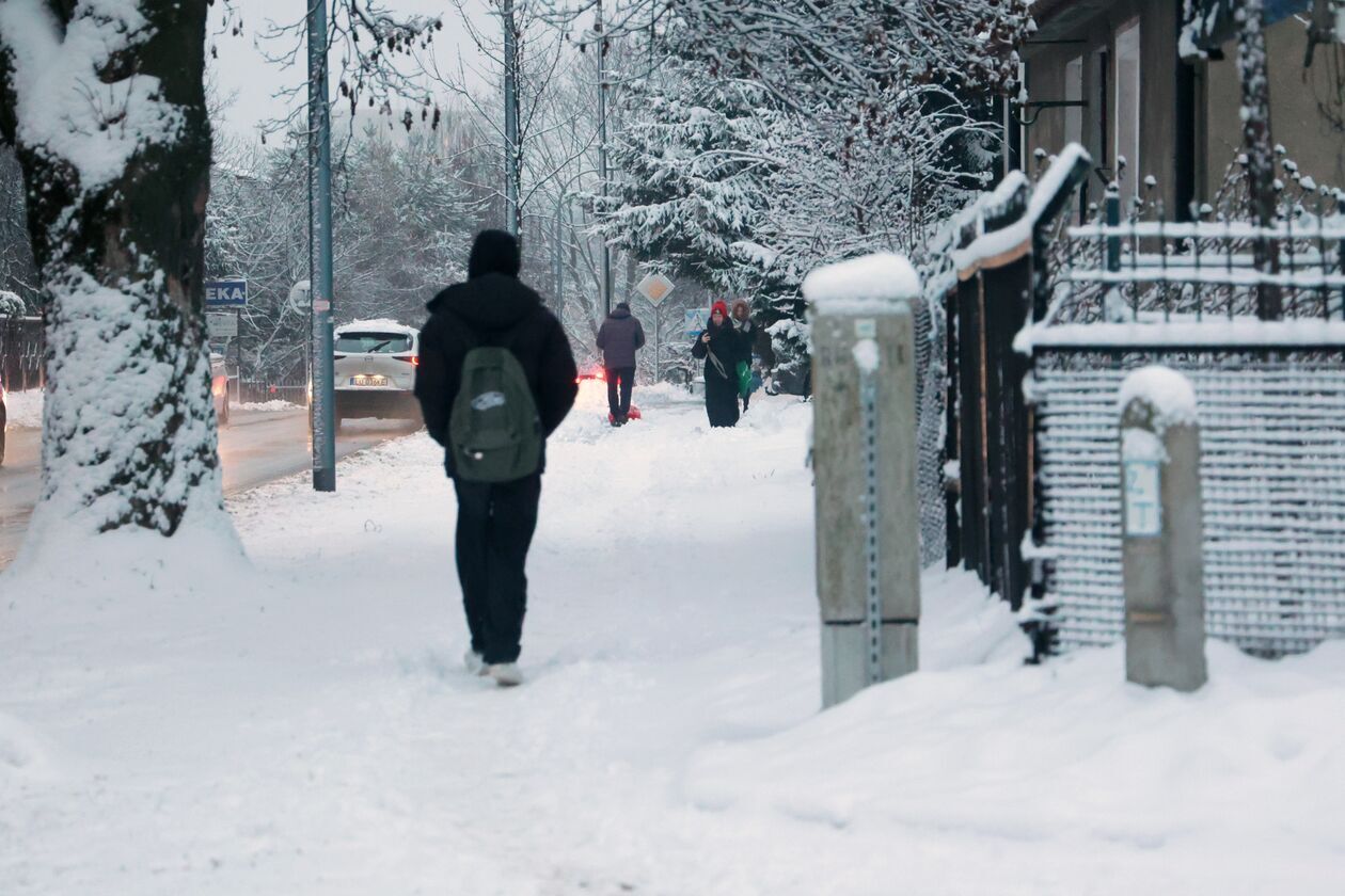  Zima nie zaskoczyła drogowców ale na niektórych chodnikach i ścieżkach rowerowych zalega śnieg (zdjęcie 35) - Autor: DW