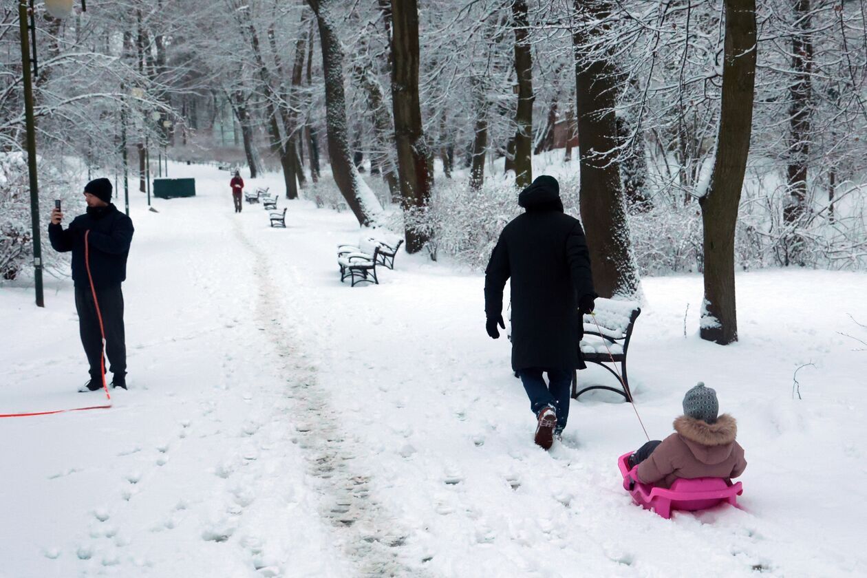  Zima nie zaskoczyła drogowców ale na niektórych chodnikach i ścieżkach rowerowych zalega śnieg (zdjęcie 29) - Autor: DW