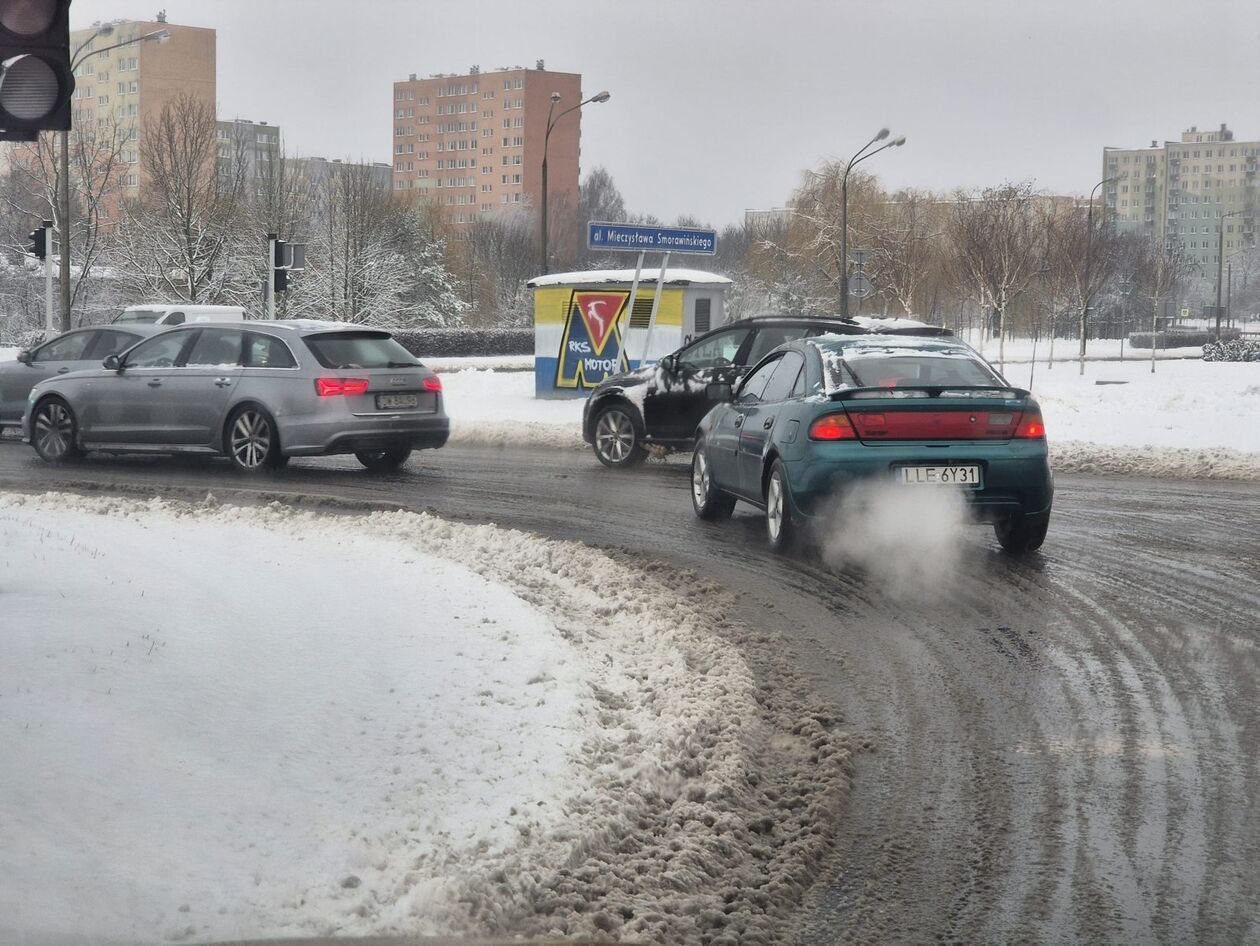  Zima nie zaskoczyła drogowców ale na niektórych chodnikach i ścieżkach rowerowych zalega śnieg (zdjęcie 6) - Autor: DW