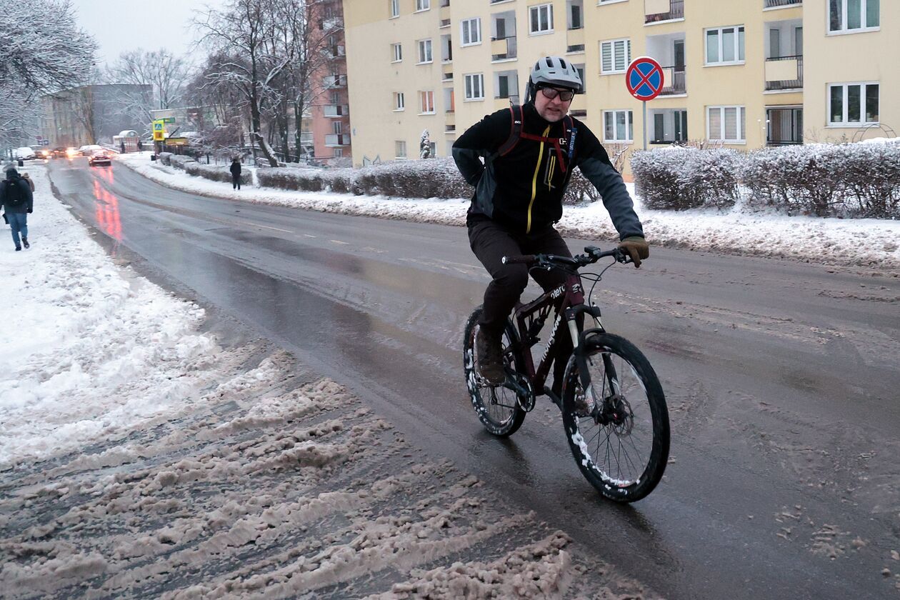  Zima nie zaskoczyła drogowców ale na niektórych chodnikach i ścieżkach rowerowych zalega śnieg (zdjęcie 37) - Autor: DW