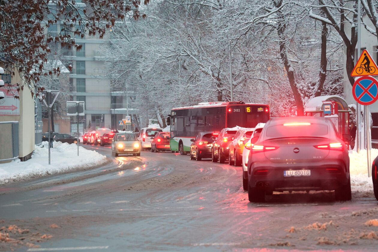  Zima nie zaskoczyła drogowców ale na niektórych chodnikach i ścieżkach rowerowych zalega śnieg (zdjęcie 33) - Autor: DW