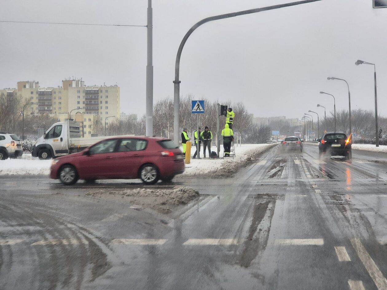  Zima nie zaskoczyła drogowców ale na niektórych chodnikach i ścieżkach rowerowych zalega śnieg (zdjęcie 8) - Autor: DW