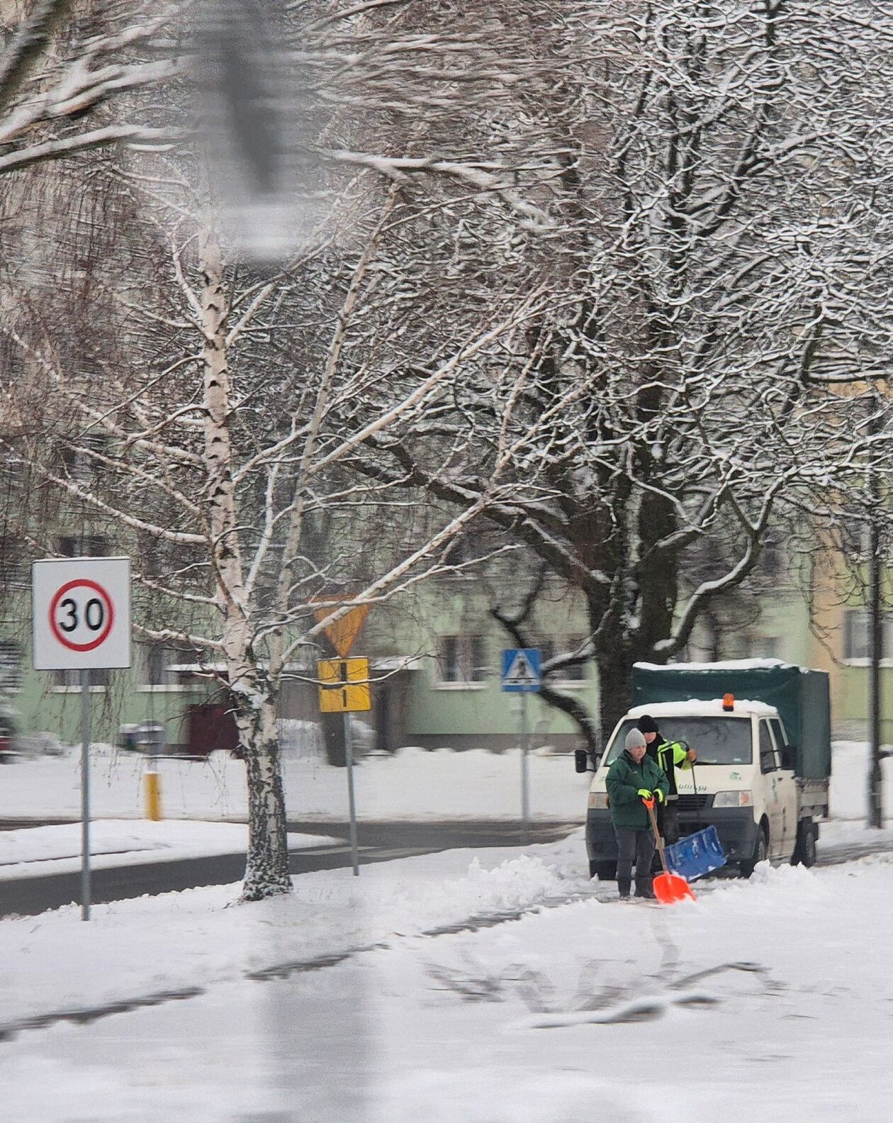  Zima nie zaskoczyła drogowców ale na niektórych chodnikach i ścieżkach rowerowych zalega śnieg (zdjęcie 5) - Autor: DW