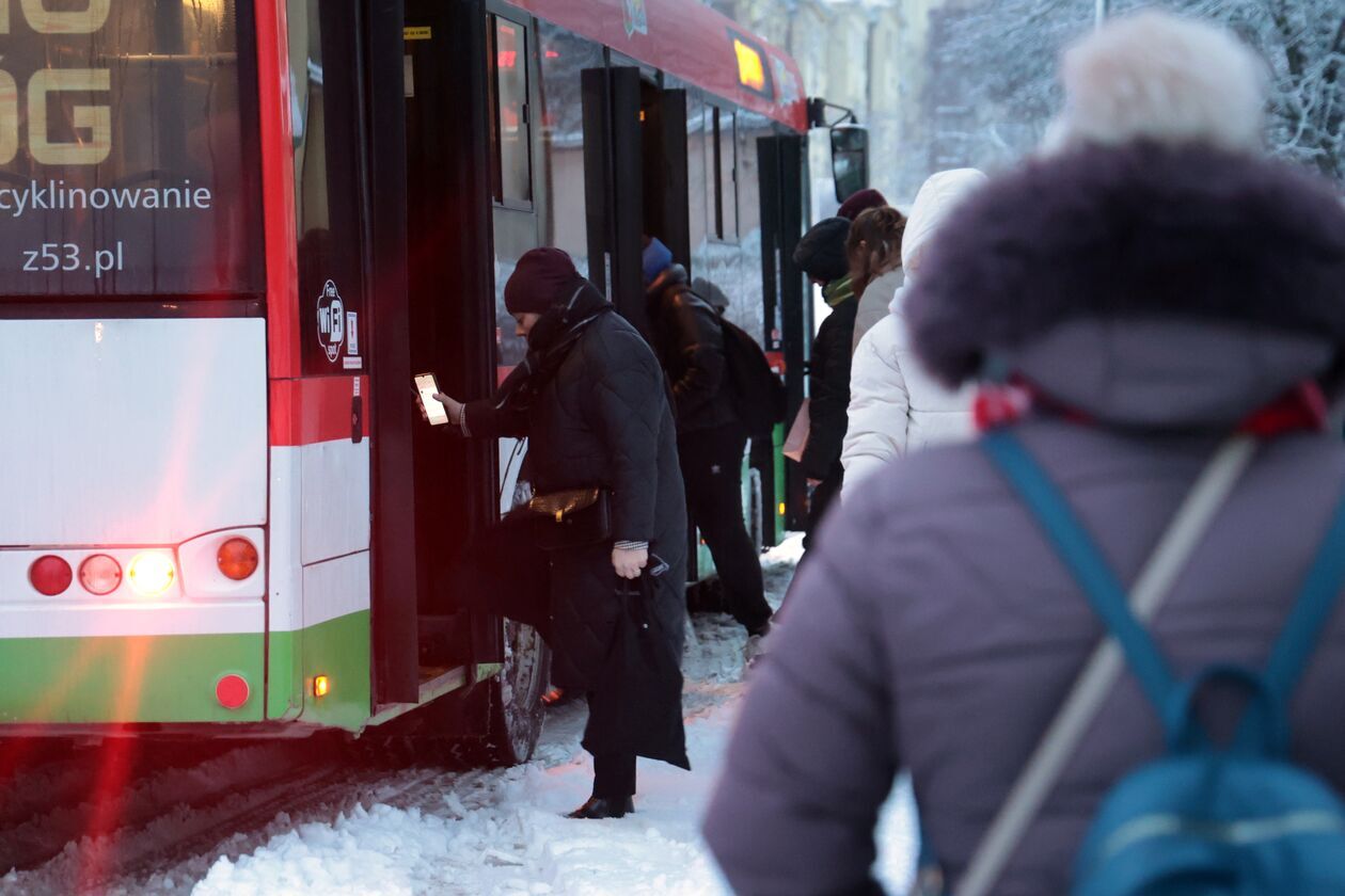  Zima nie zaskoczyła drogowców ale na niektórych chodnikach i ścieżkach rowerowych zalega śnieg (zdjęcie 39) - Autor: DW