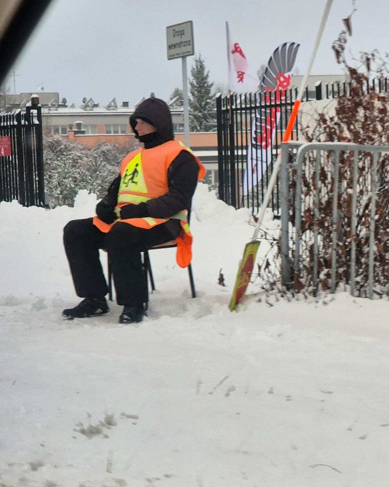  Zima nie zaskoczyła drogowców ale na niektórych chodnikach i ścieżkach rowerowych zalega śnieg (zdjęcie 15) - Autor: DW