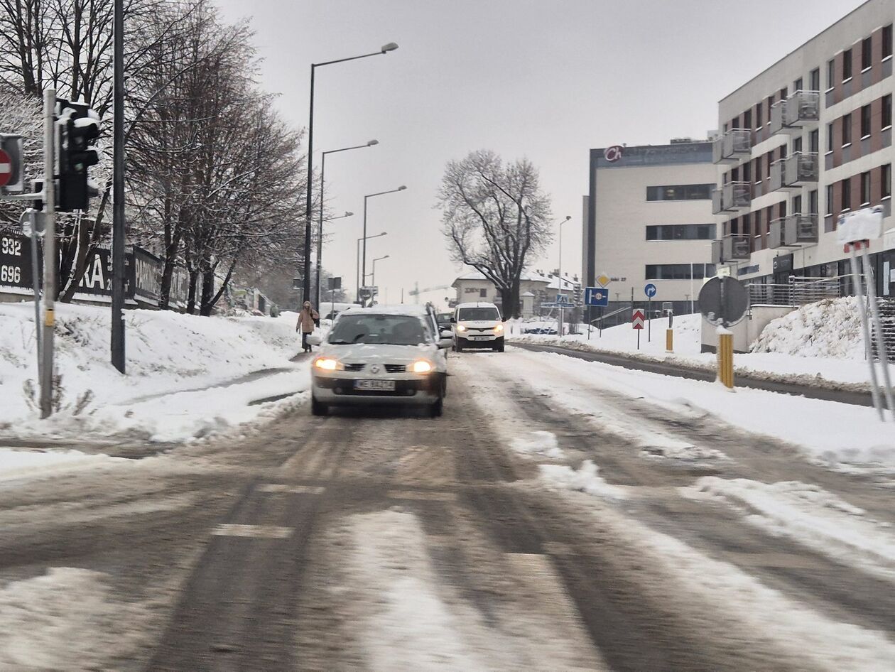  Zima nie zaskoczyła drogowców ale na niektórych chodnikach i ścieżkach rowerowych zalega śnieg (zdjęcie 9) - Autor: DW