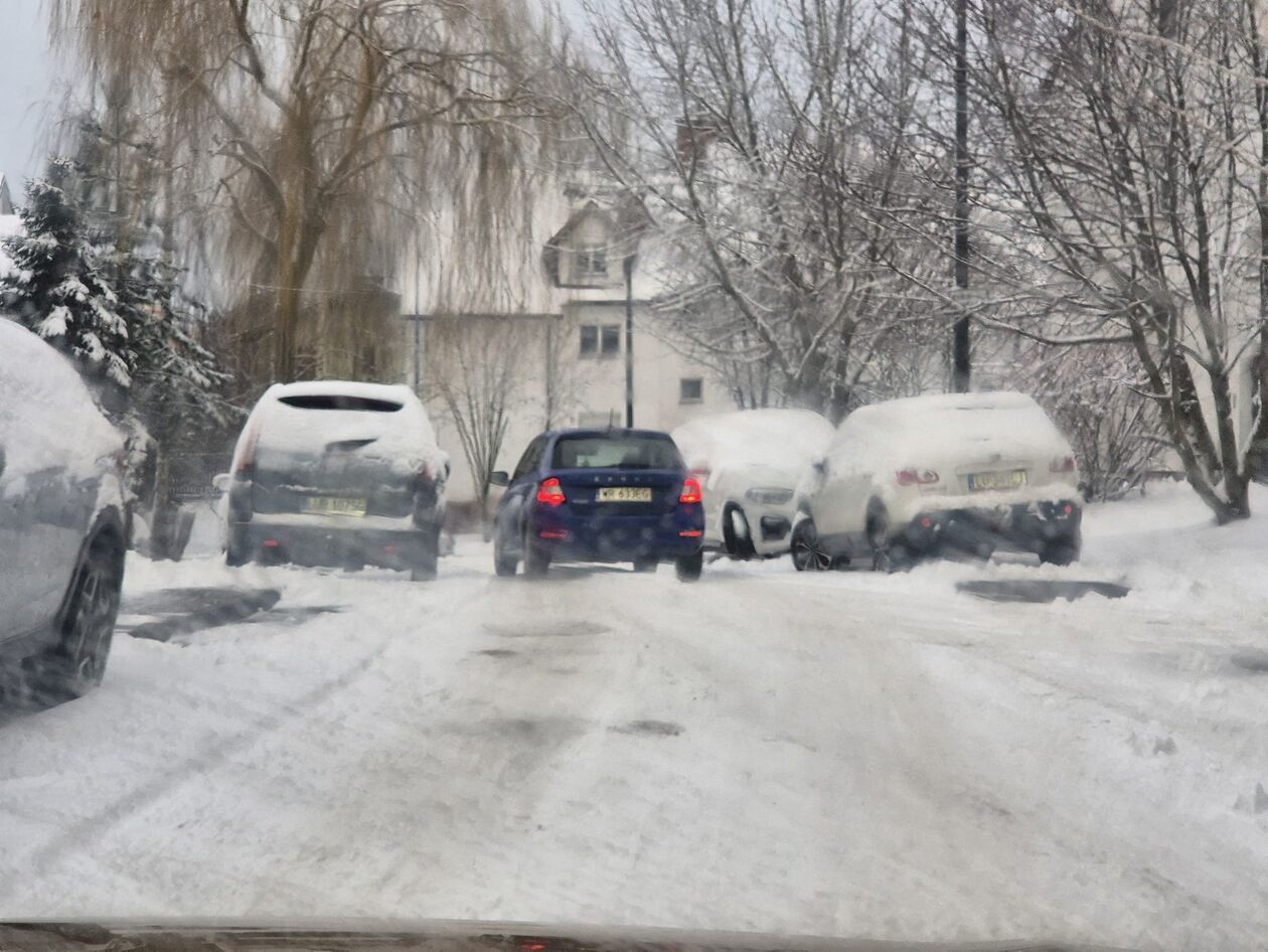  Zima nie zaskoczyła drogowców ale na niektórych chodnikach i ścieżkach rowerowych zalega śnieg (zdjęcie 16) - Autor: DW