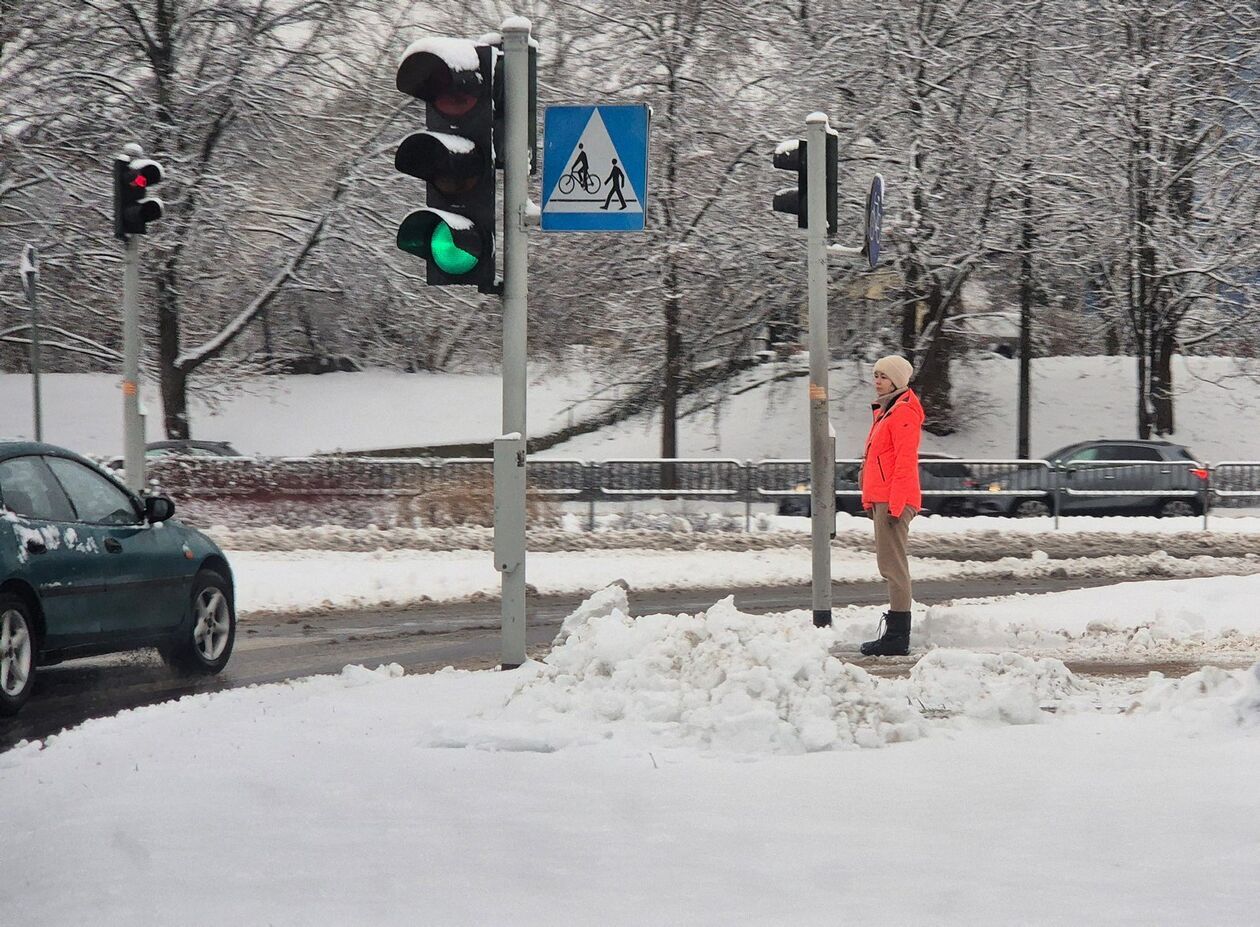  Zima nie zaskoczyła drogowców ale na niektórych chodnikach i ścieżkach rowerowych zalega śnieg (zdjęcie 10) - Autor: DW