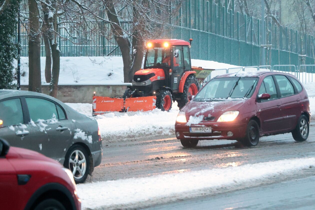  Zima nie zaskoczyła drogowców ale na niektórych chodnikach i ścieżkach rowerowych zalega śnieg (zdjęcie 32) - Autor: DW