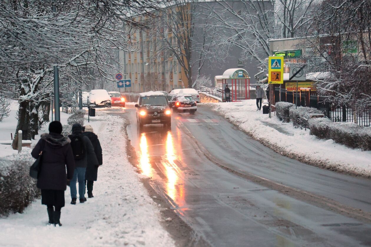  Zima nie zaskoczyła drogowców ale na niektórych chodnikach i ścieżkach rowerowych zalega śnieg (zdjęcie 36) - Autor: DW