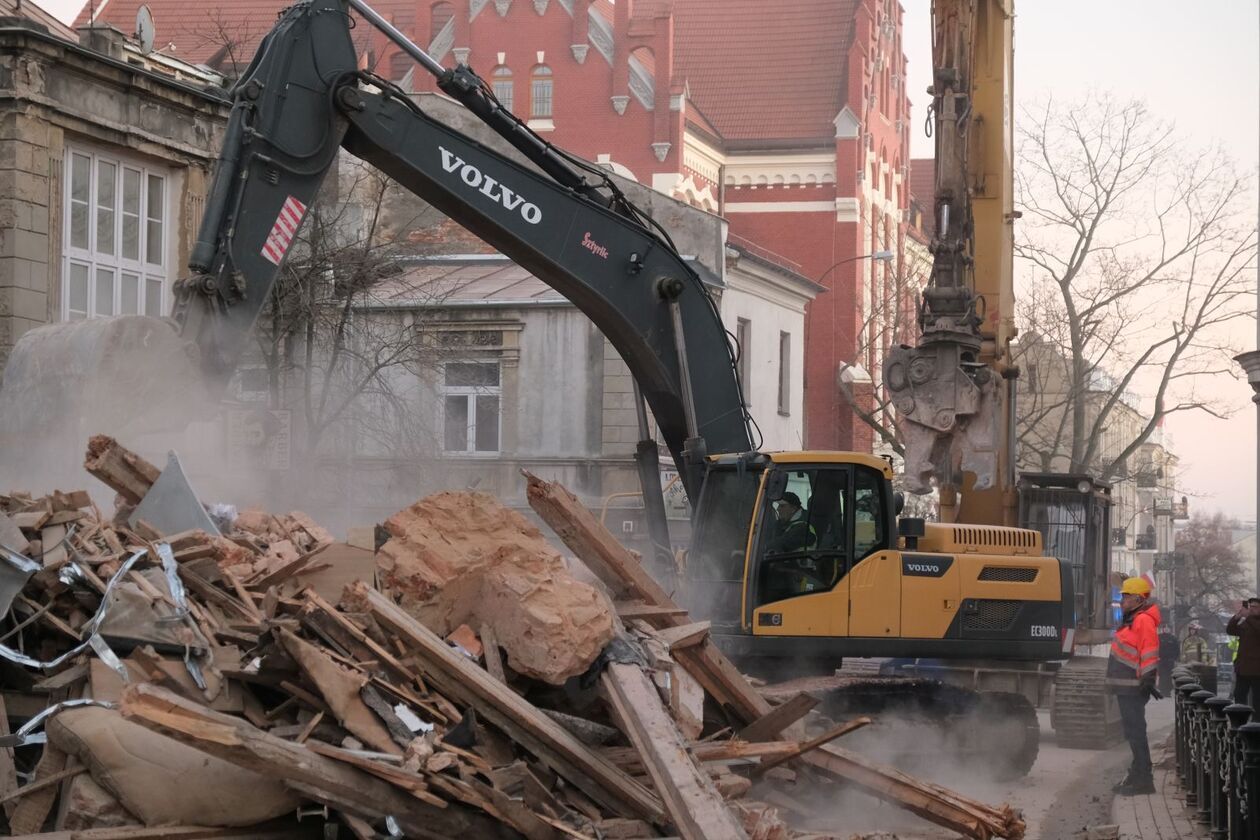  Wyburzanie kamienicy przy ul. Bernardyńskiej 10 w Lublinie (zdjęcie 31) - Autor: DW