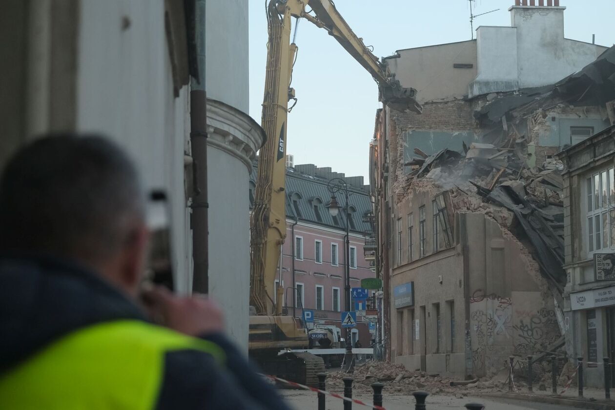  Wyburzanie kamienicy przy ul. Bernardyńskiej 10 w Lublinie (zdjęcie 17) - Autor: DW