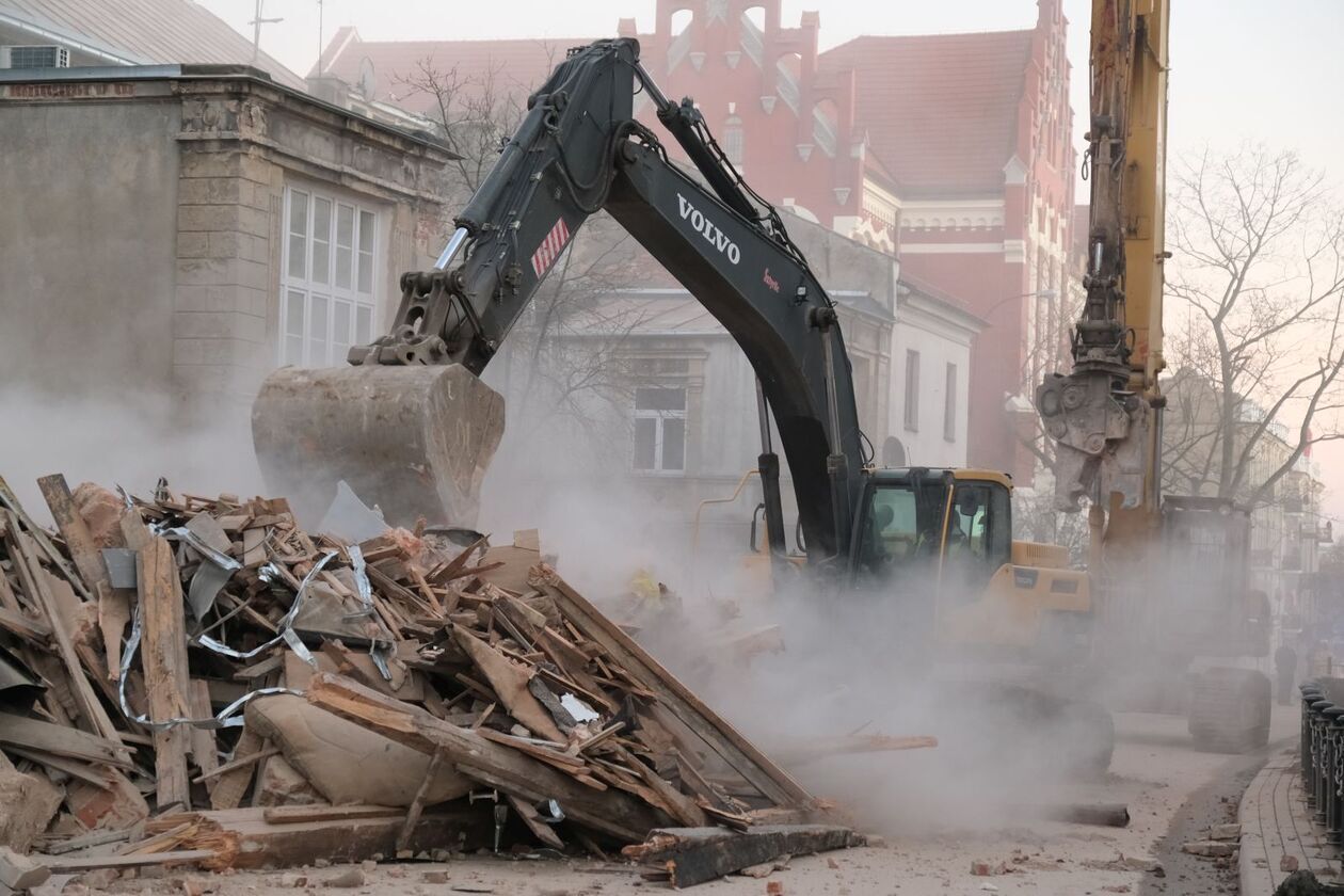  Wyburzanie kamienicy przy ul. Bernardyńskiej 10 w Lublinie (zdjęcie 30) - Autor: DW