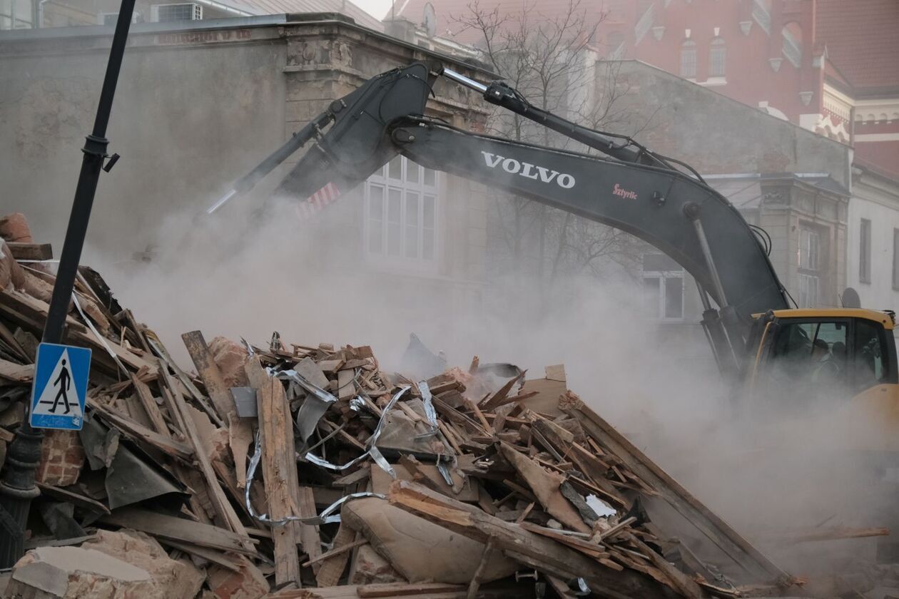  Wyburzanie kamienicy przy ul. Bernardyńskiej 10 w Lublinie (zdjęcie 29) - Autor: DW