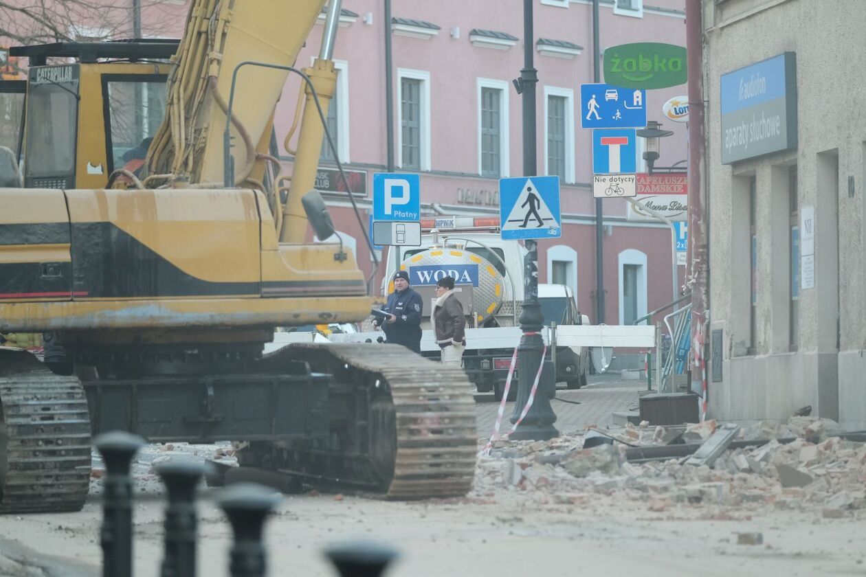  Wyburzanie kamienicy przy ul. Bernardyńskiej 10 w Lublinie (zdjęcie 8) - Autor: DW