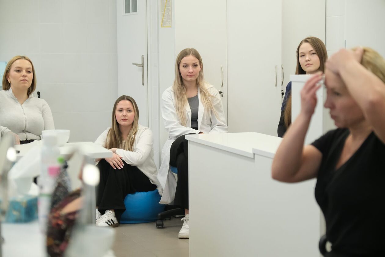  Trening kosmetologiczny dla seniorek (zdjęcie 5) - Autor: DW