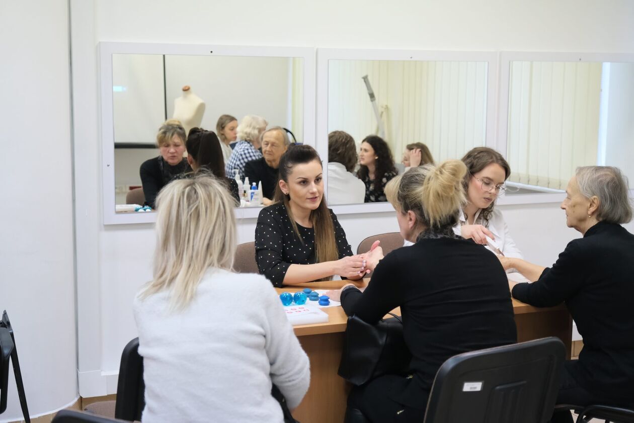  Trening kosmetologiczny dla seniorek (zdjęcie 11) - Autor: DW