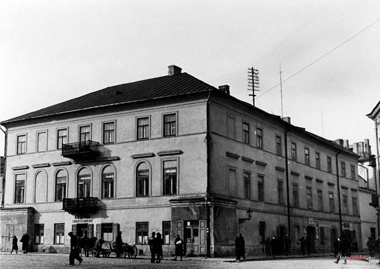  <p>Lata 1939-1945. Tak kiedyś wyglądał obecny Pałac Parys&oacute;w przy ulicy Bernardyńskiej nr 3.</p>