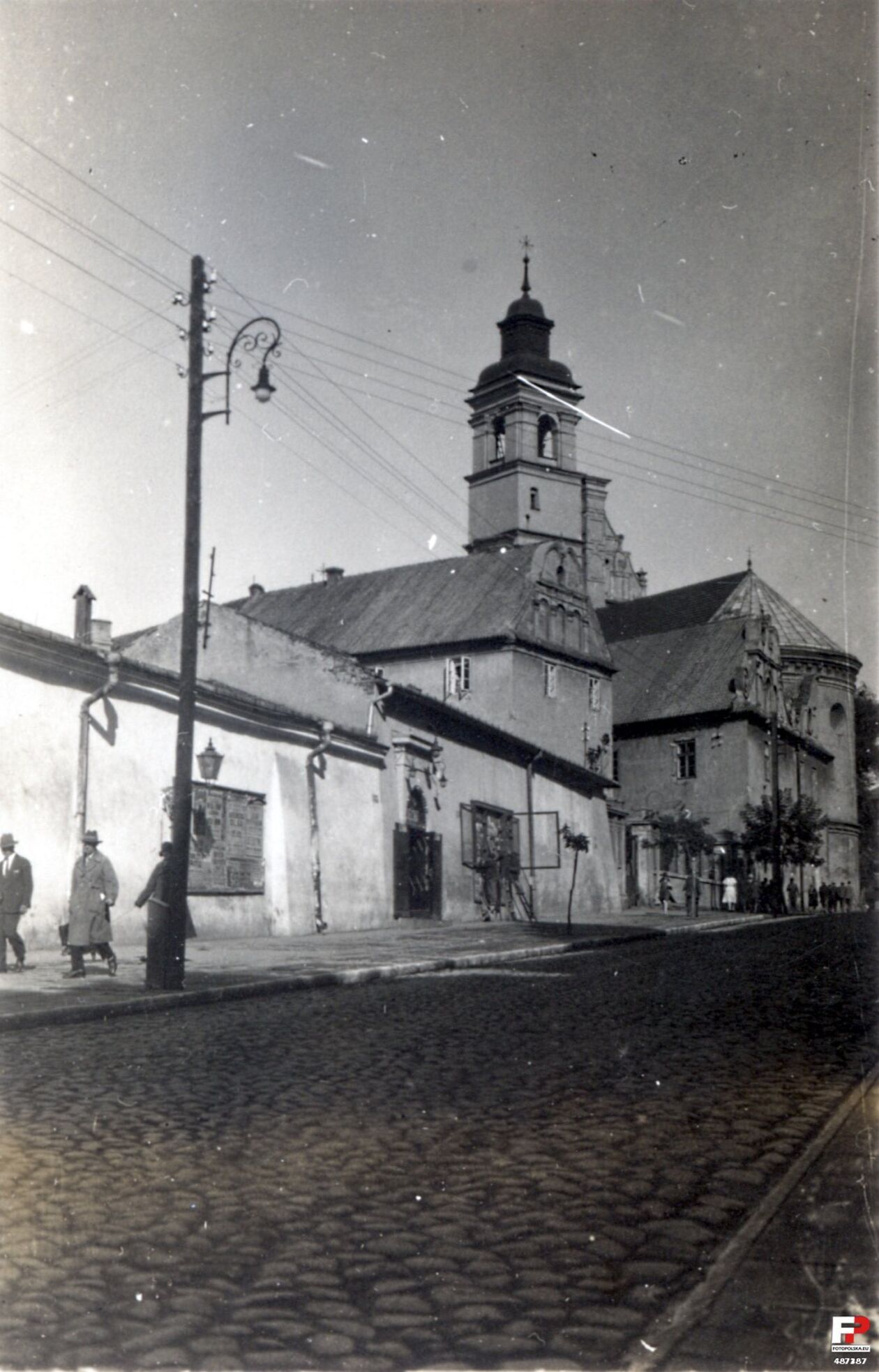  <p>1927 r. Ulica Bernardyńska, widok na Kości&oacute;ł p.w. św. Piotra i Pawła.</p>