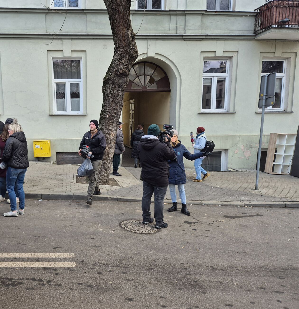  Wyprowadzka lokatorów z kamienicy przy ul. Farbiarskiej 2 (zdjęcie 23) - Autor: DW